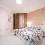 La Luxury غولدن ساندز